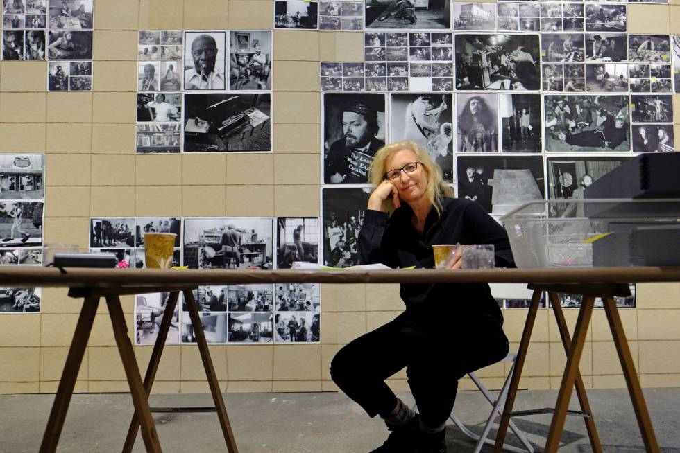 Annie Leibovitz, en Arlés junto a varias de sus fotografías.