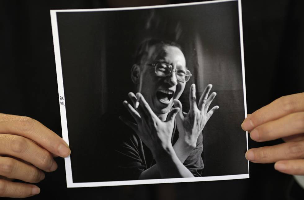  Fotografía de Liu Xiaobo, disidente chino recientemente fallecido, mostrada por su mujer durante una entrevista realizada en 2010. 