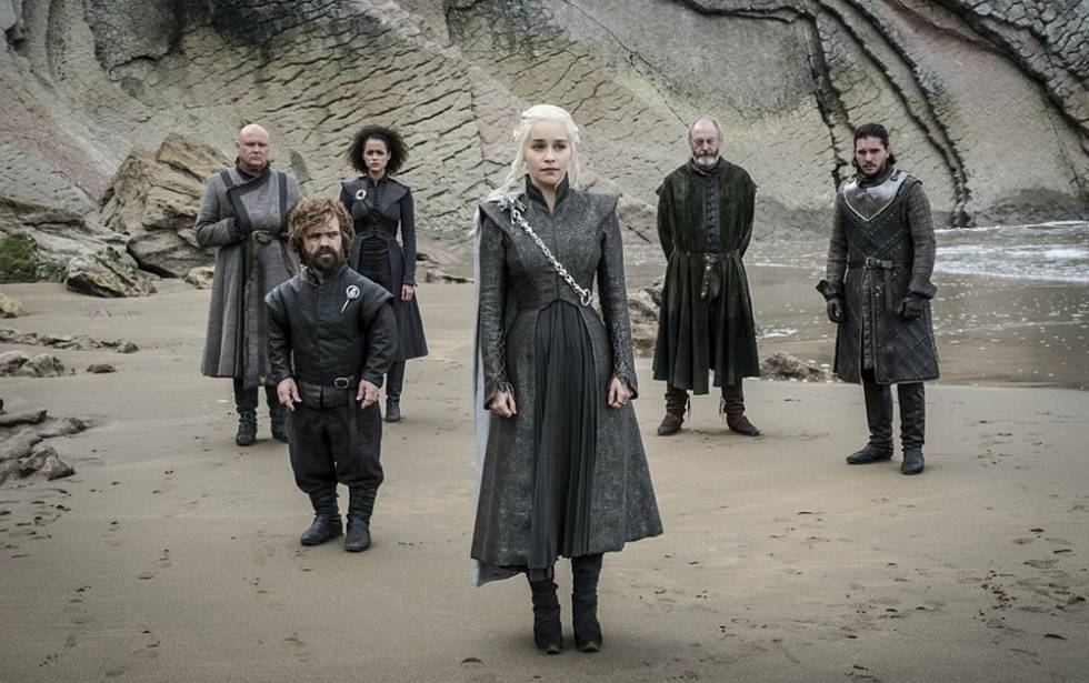 Varys, Tyrion, Missandei, Daenerys, Davos y Jon en la playa de Rocadragón.
