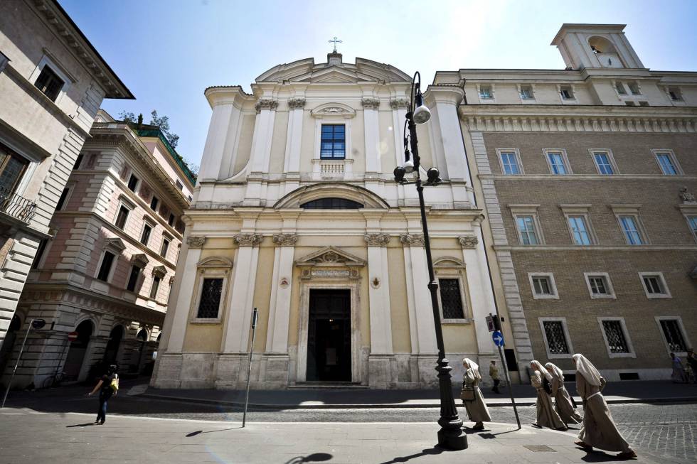 Fachada de la iglesia de Sant’Apollinare, en cuyo interior estuvo la tumba de Enrico de Pedis, 'Renatino'.