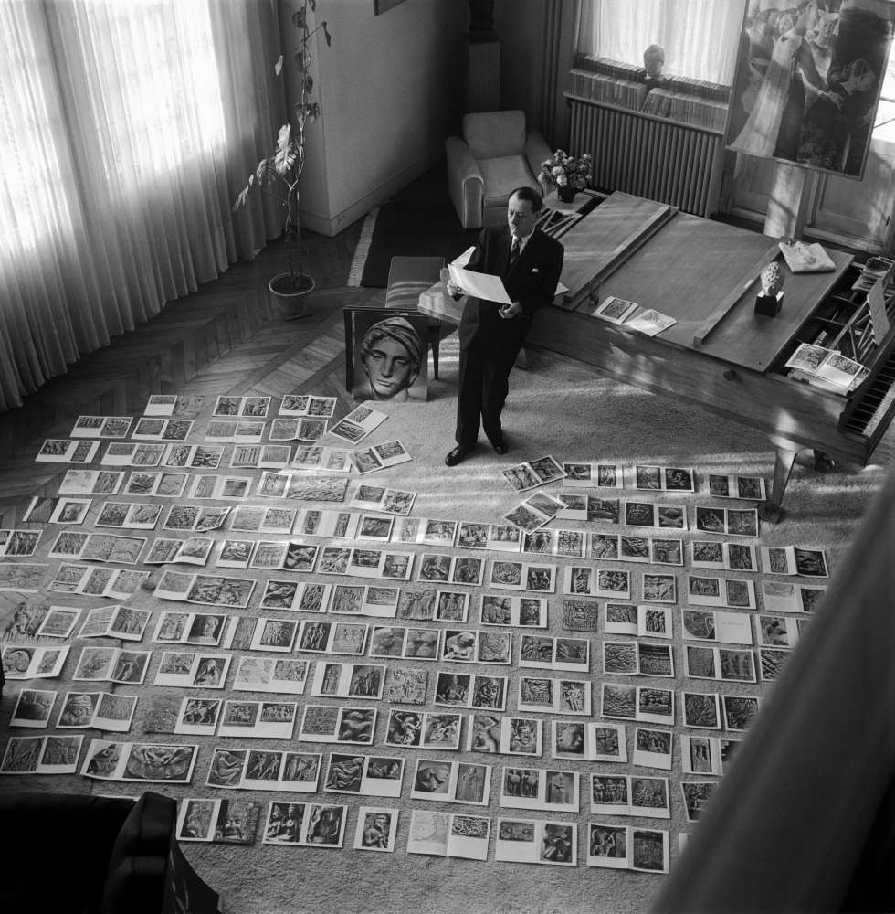 André Malraux posa en su casa en 1947 rodeado de reproducciones de obras de arte.