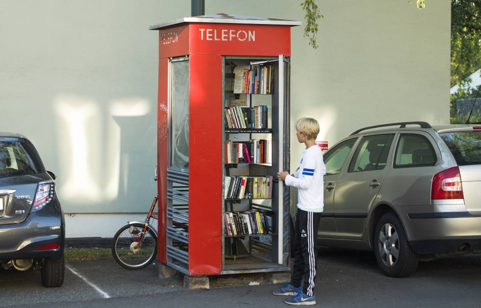Una antigua cabina teléfonica convertida en minibiblioteca en Oslo.
