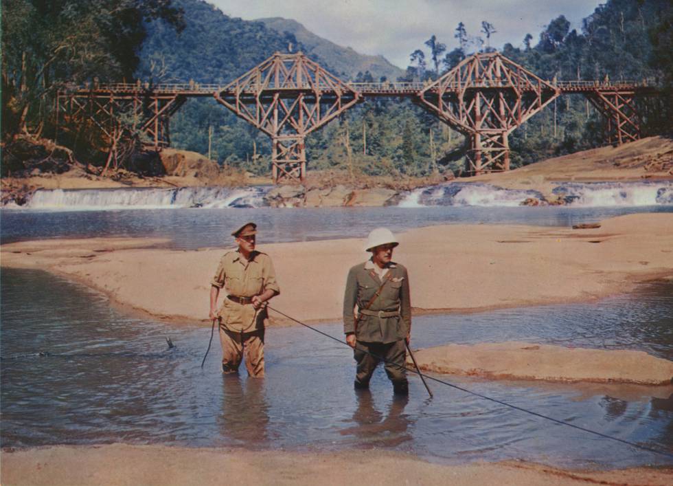 Alec Guiness (izquierda) y Sessue Hayakawa, en el rodaje de 'El puente sobre el río Kwai', de David Lean.