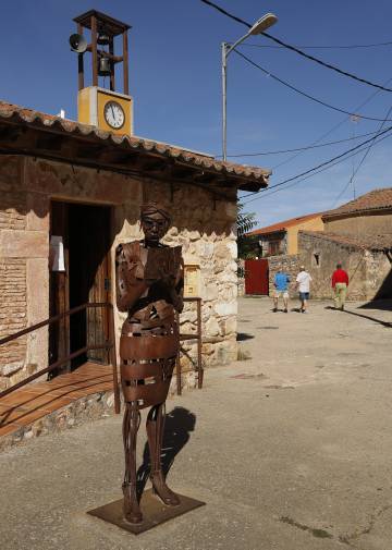 Escultura en una de las calles de Morille (Salamanca).