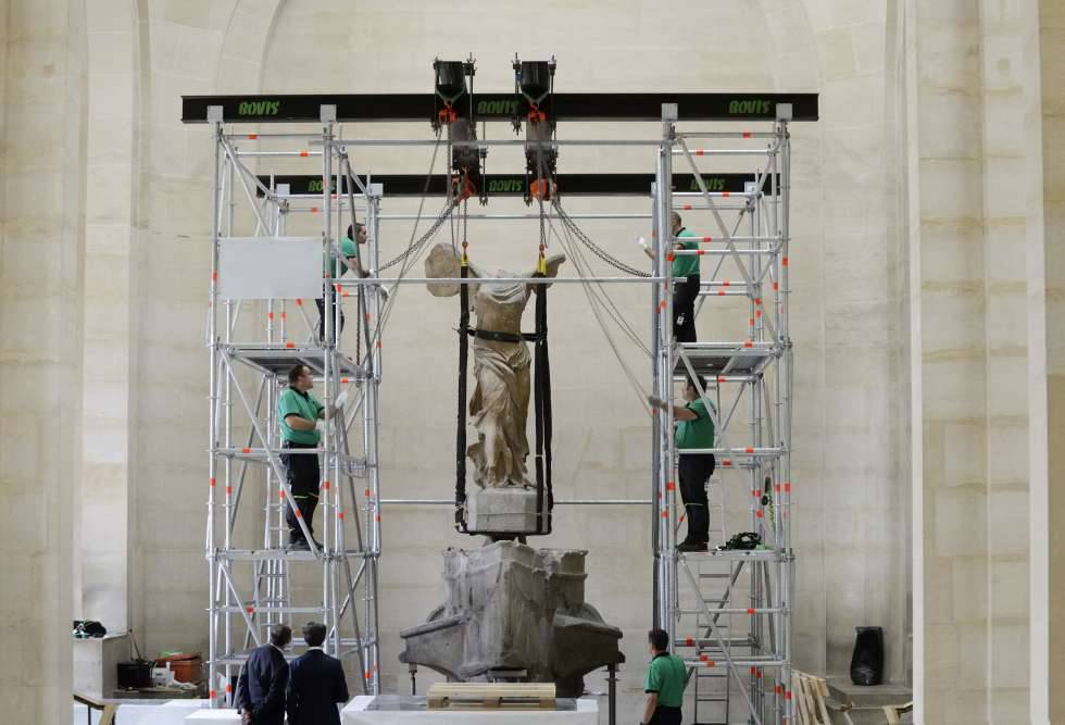 Restauración de La victoria de Samotracia en el Louvre en 2013.