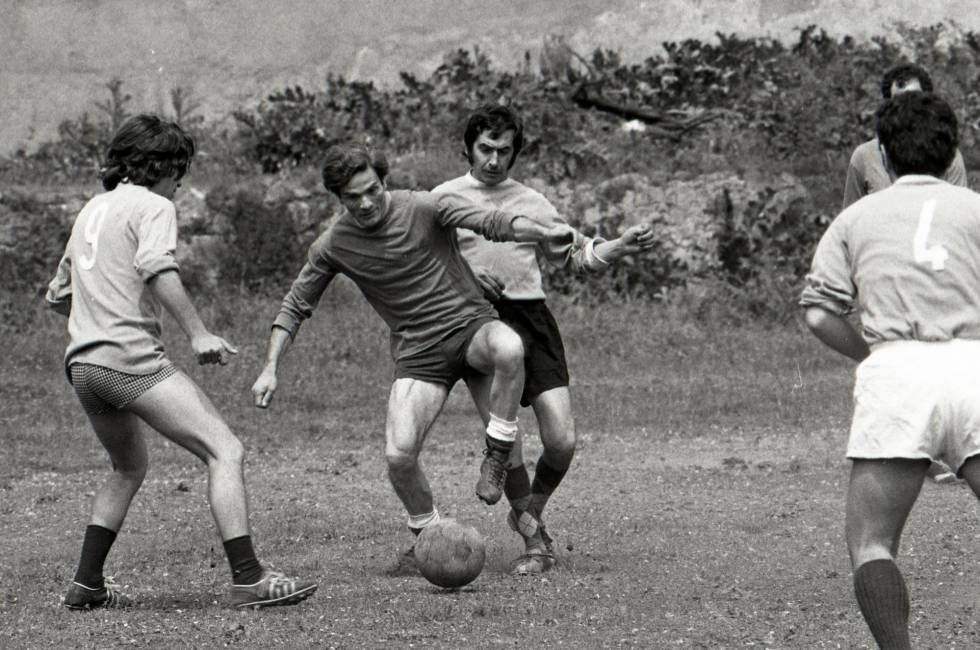 En el centro de la imagen, el director de cine y escritor Pier Paolo Pasolini, en 1971, jugando al fútbol con amigos a las afueras de Roma.rn 