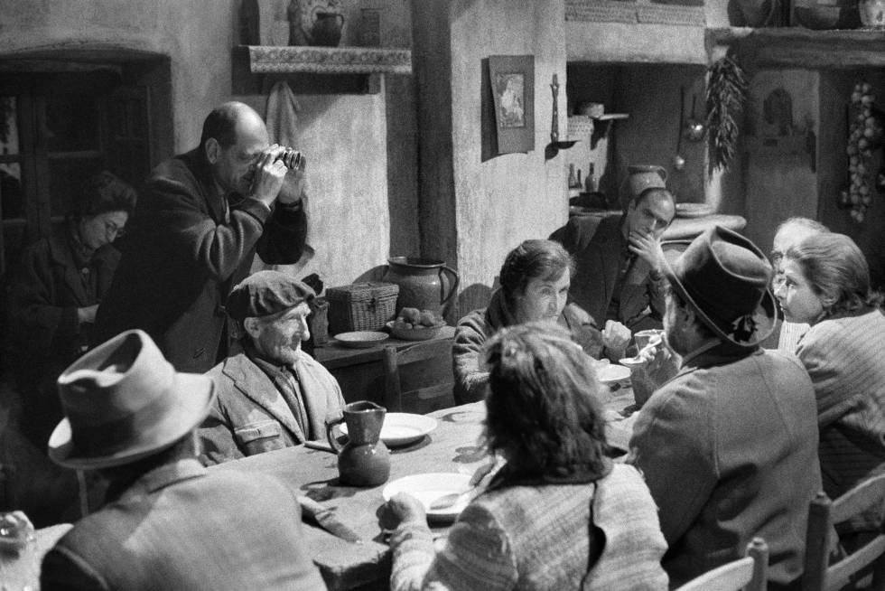 Luis Buñuel (de pie) ajusta una toma con las manos en el rodaje de una secuencia de 'Viridiana'.