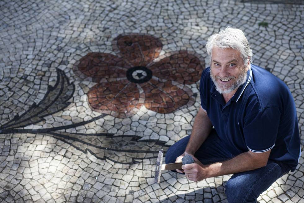 Uno de los cinco artistas 'calceteiros', en Lisboa, el pasado 11 de julio. 