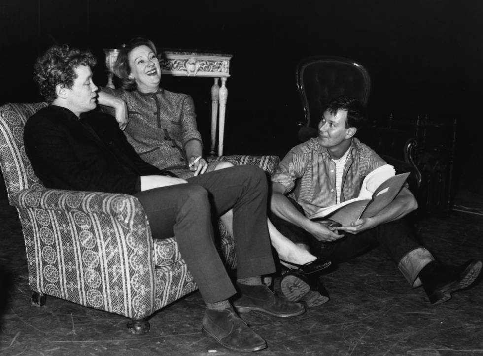 Joe Orton (derecha), con Dudley Sutton y Madge Ryan, actores de su obra  'Entertaining Mr Sloane' en 1964.  