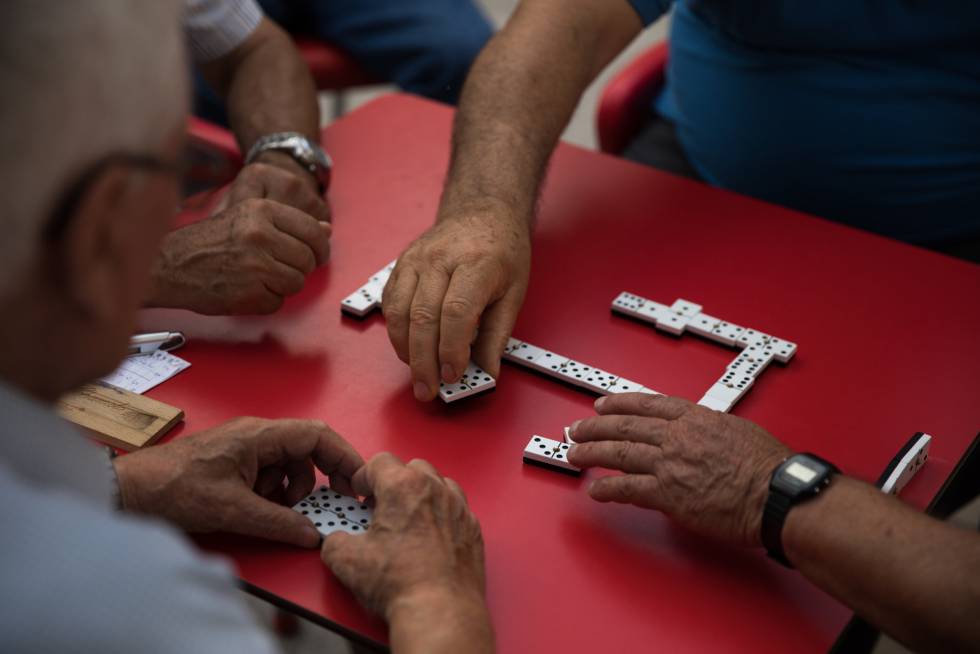 Vecinos de la Sierra de Segura juegan al dominó.