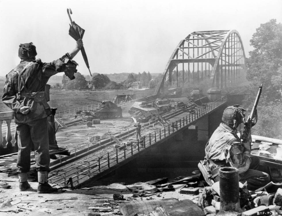 Un momento de la película 'Un puente lejano', de Richard Attenborough. Escena verídica en la que un oficial británico dirigía a sus hombres con un paraguas.