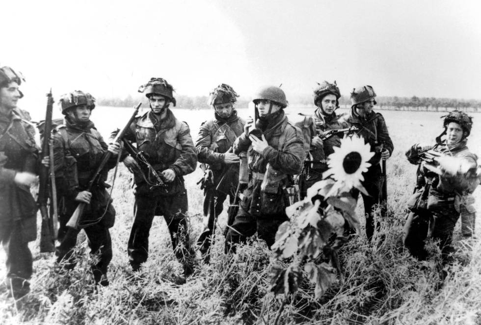 Grupo de paracaidistas británicos, conocidos como los diablos rojos, en Holanda, durante la Operación Market Garden.
