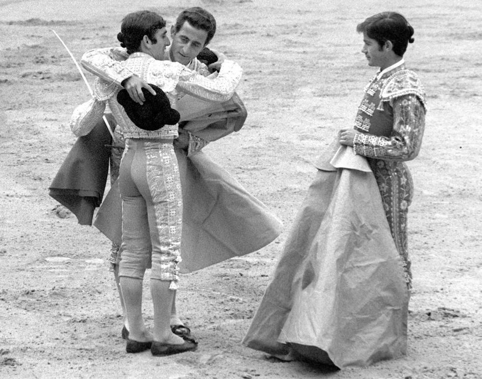 Dámaso González, a la izquierda, recibe la alternativa de El Viti en mayo de 1970. 