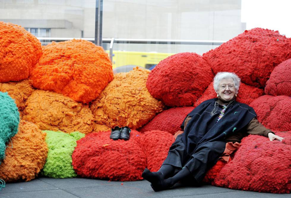 Sheila Hicks, sentada en su instalación inicial de la exposición 'Sheila Hicks: Foray into Chromatic Zones' en Londres en 2015.