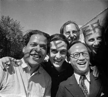 Los escritores cubanos Nicolás Guillén y Pita Rodríguez, el chino Se-U, el noruego Nordahl Grieg y el danés Sigvard Lund, durante la visita de los intelectuales al frente de Guadalajara, en julio de 1937.