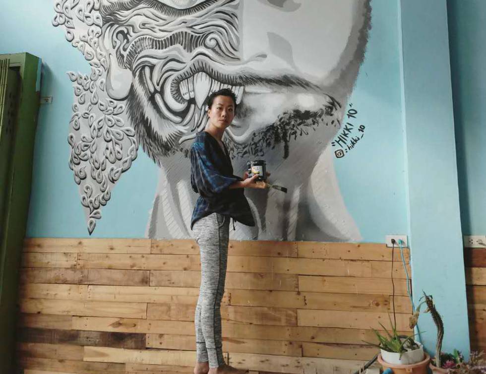 La artista Luanna Lee, junto a una de sus creaciones en un albergue en Bangkok (Tailandia), en la pasada primavera.