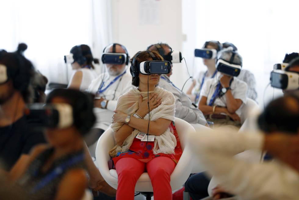 Proyección en el festival de Venecia de una película de realidad virtual.
