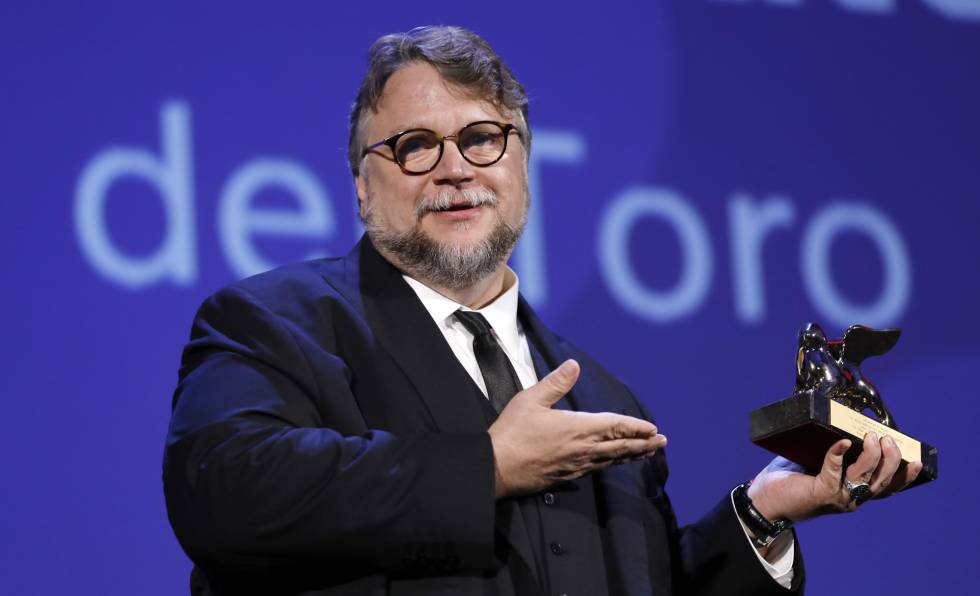 Guillermo del Toro con el León de Oro.  