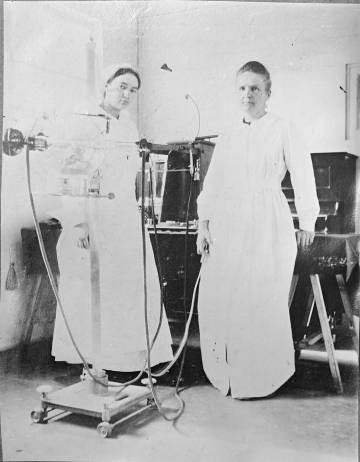 Marie Curie con su hija Irène en un hospital de campaña durante la Primera Guerra Mundial.