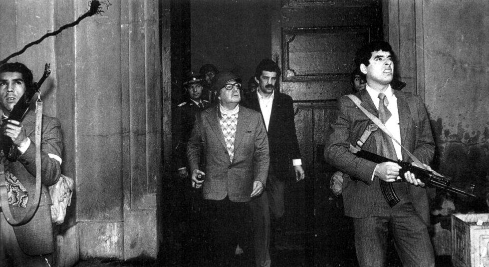 Última imagen del presidente chileno Salvador Allende, en el exterior del Palacio de La Moneda, acompañado del Grupo de Amigos del Presidente (GAP), su servicio de guardia personal, durante el golpe de Estado el 11 de septiembre de 1973.