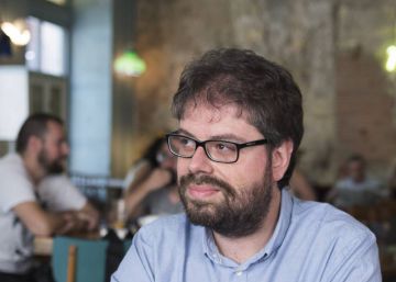  Sergio del Molino en el caf&eacute; Do&ntilde;a Hip&oacute;lita de Zaragoza. 