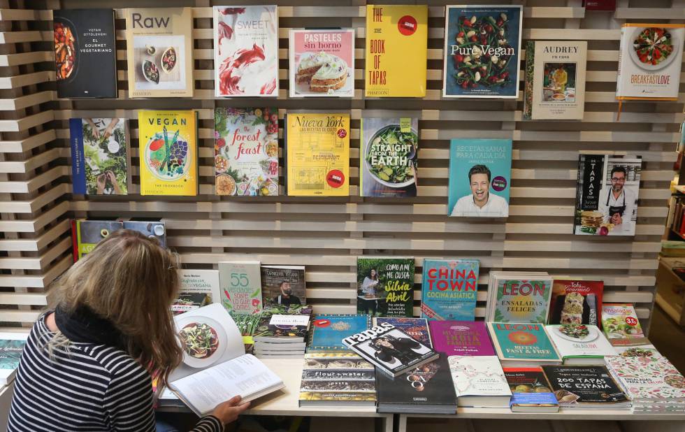 Estanterías con libros de cocina y de alimentación en la librería La Central de Madrid.