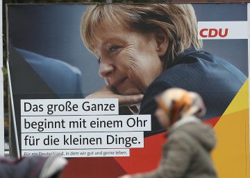 Propaganda electoral en una calle de Berlín con tres de los candidatos que se presentan a la elecciones de este domingo.