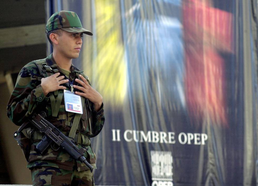 Un soldado venezolano monta guardia ante el teatro Teresa Carreño durante la celebración de la cumbre de la OPEP en Caracas en 2000.
