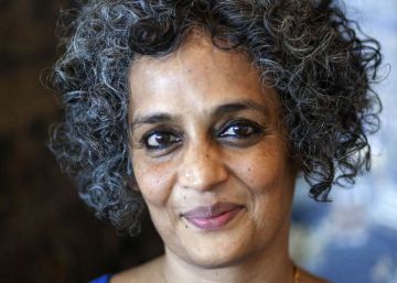 Arundhati Roy: “Te obligan a elegir entre ser escritor o tener ideas políticas”