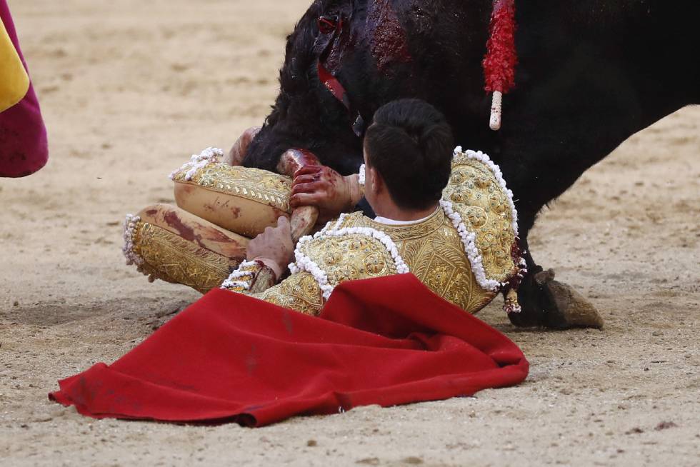 Paco Ureña fue volteado sin consecuencias por el quinto de la tarde.