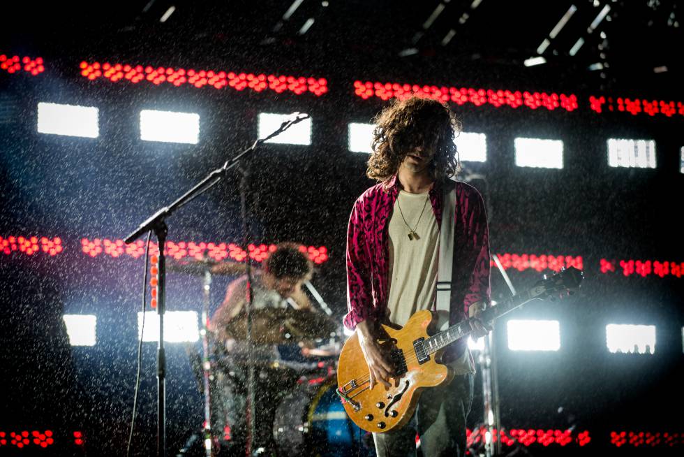 Nick Valensi, de The Strokes, toca en el festival Lollapalooza, en São Paulo.