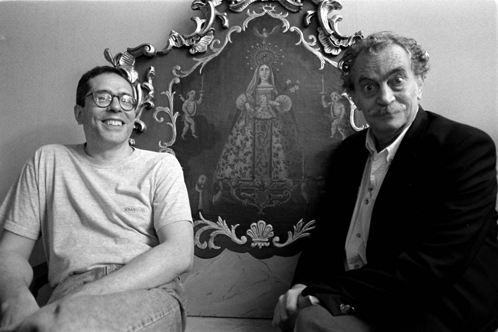 César Aira (izquierda) y Fogwill, en Barcelona en 1998.