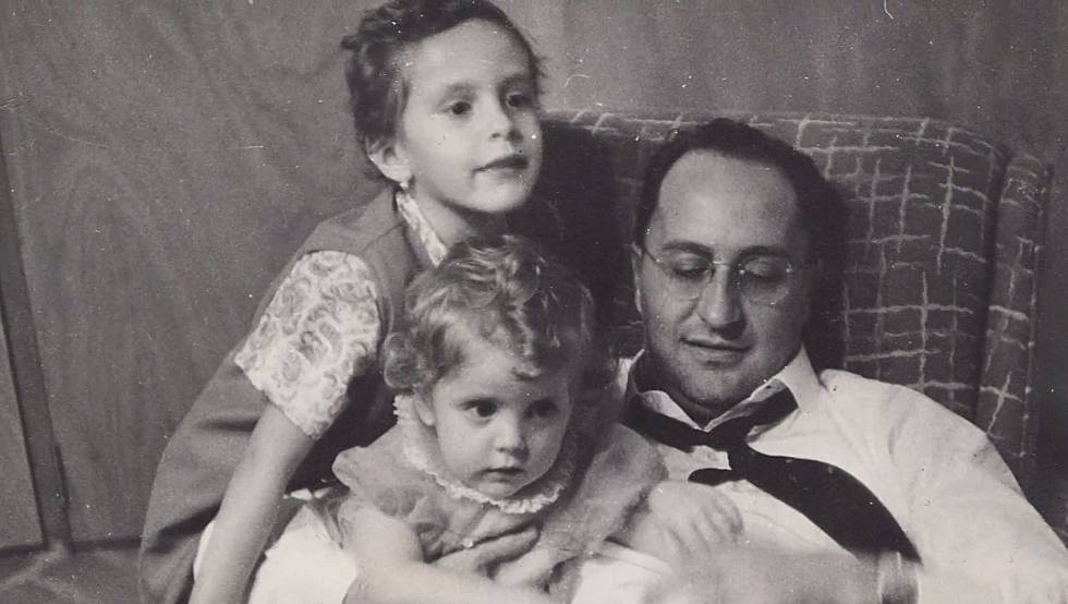Héctor Abad Gómez, con dos de sus hijas en el documental 'Carta a una sombra', de Daniela Abad y Miguel Salazar.