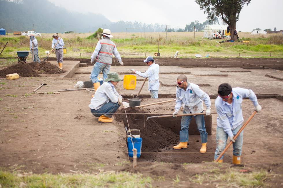 Un grupo de especialista busca vestigios de la civilización muisca a las afueras de Bogotá, Colombia.