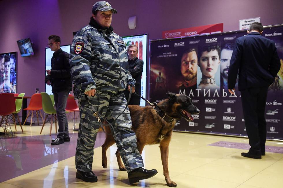 Una oficial vigila durante el preestreno de 'Matilda' en un cine de la ciudad rusa de Novosibirsk.