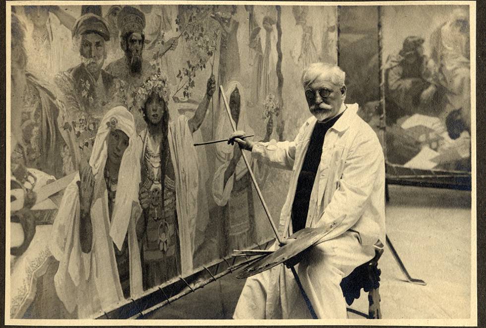 El artista Alphonse Mucha, en un autorretrato fotográfico en su estudio de Bohemia.