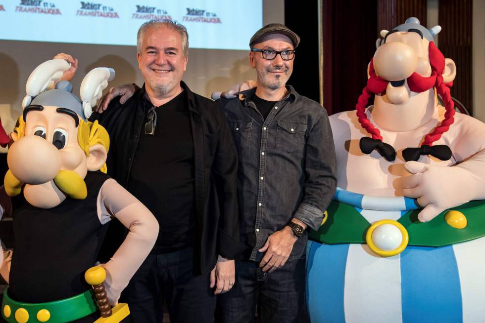 Los autores de 'Astérix en Italia', Didier Conrad (izquierda) y Jean-Yves Ferri, ayer en París.