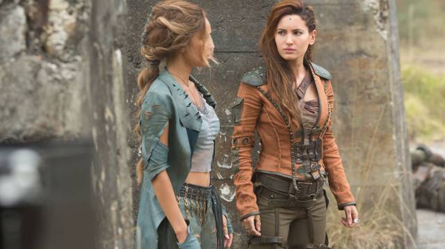 Ivana Baquero (derecha) en la segunda temporada de 'Las crónicas de Shannara'.