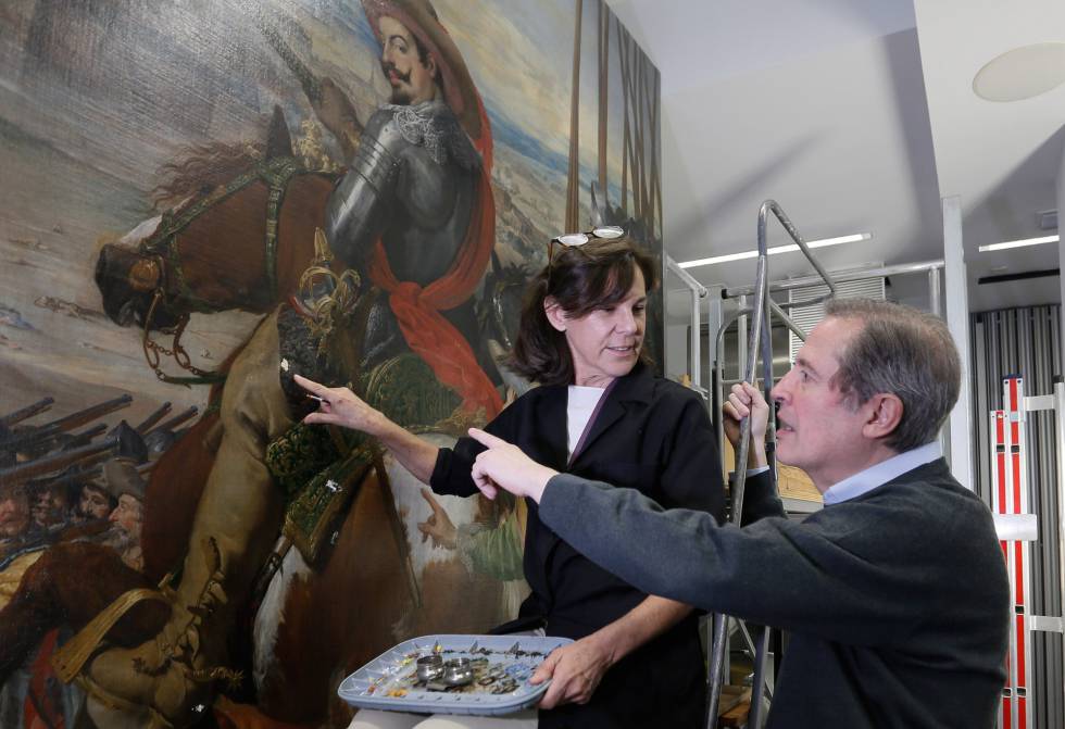 La restauradora del Prado María Álvarez y el responsable del taller del museo, Enrique Quintana, ante un cuadro de Jusepe Leonardo.