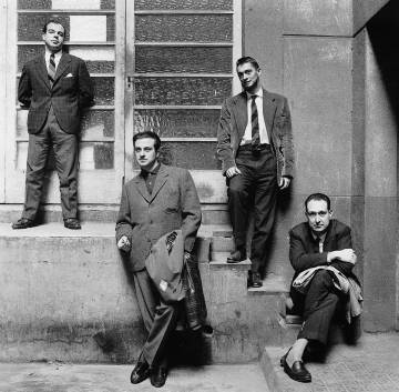 De izquierda a derecha, Jaime Gil de Biedma, José Agustín Goytisolo, Carlos Barral y José Maria Castellet, en los viejos talleres de Seix Barral en 1961.