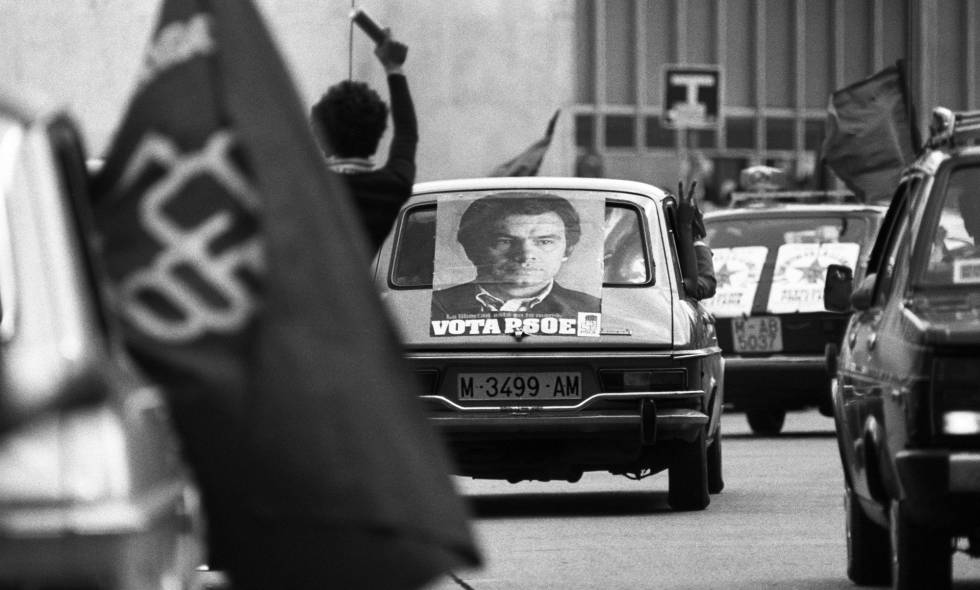 Caravana de coches con carteles de Felipe González, candidato del PSOE a las elecciones del 15 de junio de 1977. 