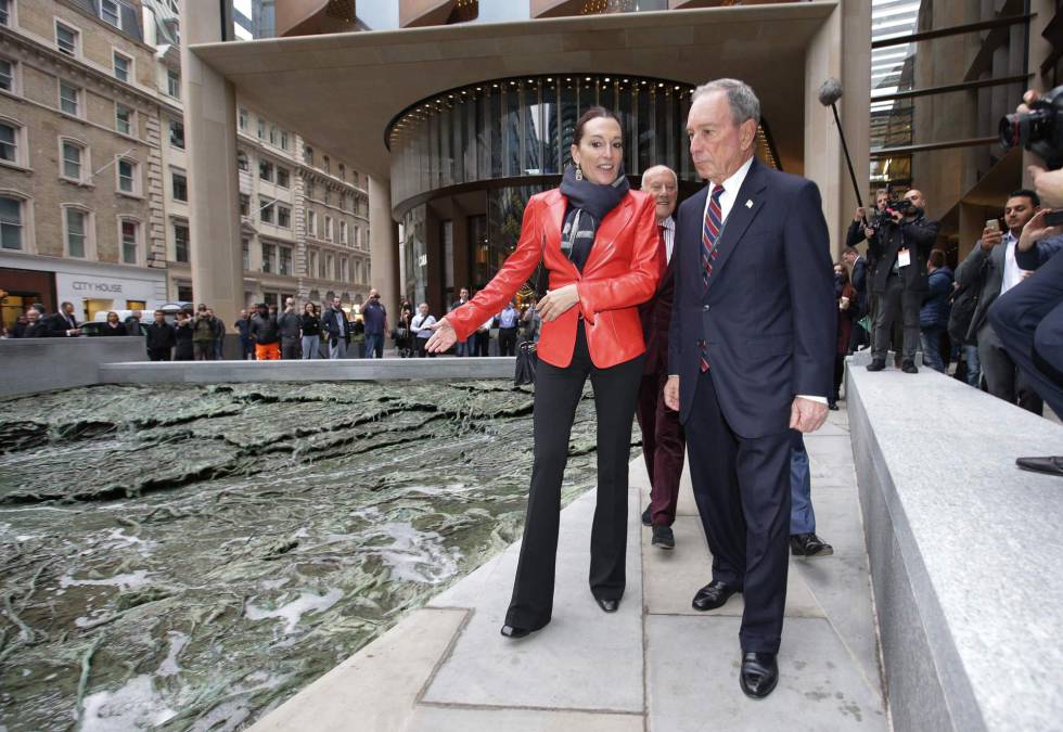 Cristina Iglesias y Michael Bloomberg charlan junto a la escultura 'Arroyos olvidados'. Detrás, Norman Foster.