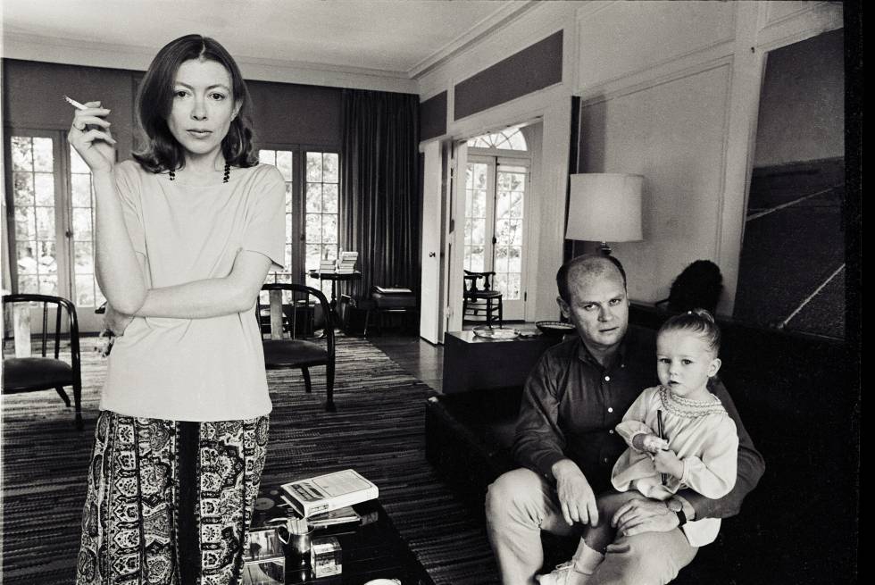 Joan Didion, su marido y su hija en su casa de Los Ángeles en 1968.