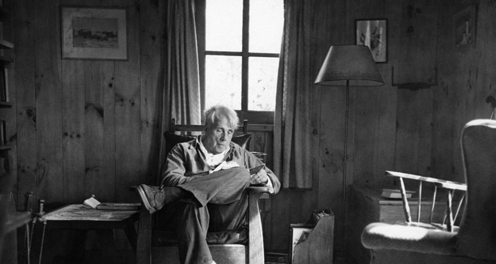 Robert Frost, en su casa de Vermont.