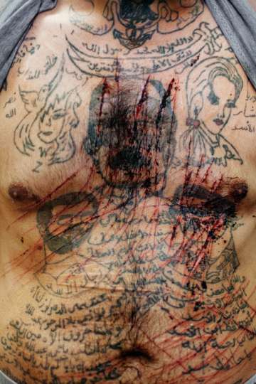 Torso de Zakariyya Gazmouz, que intentó eliminar sus tatuajes pro Bachar el Asad con una cuchilla.