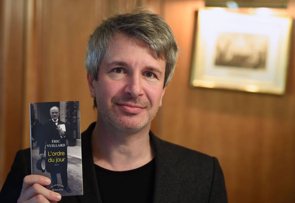 El escritor francés Éric Vuillard sostiene su novela 'L'Ordre du Jour', por la que ha ganado el Premio Goncourt 2017.