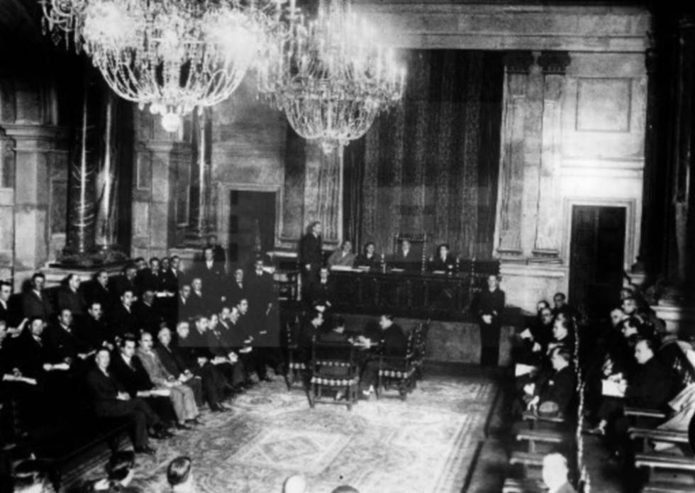 Pleno de la Mancomunidad de Cataluña hacia 1920.