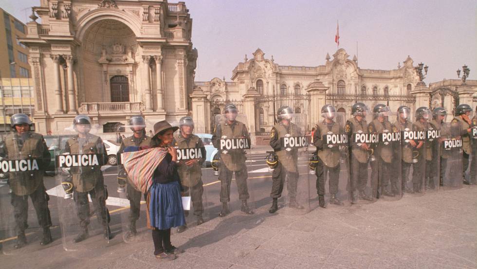 Una peruana ante un cordón policial.
