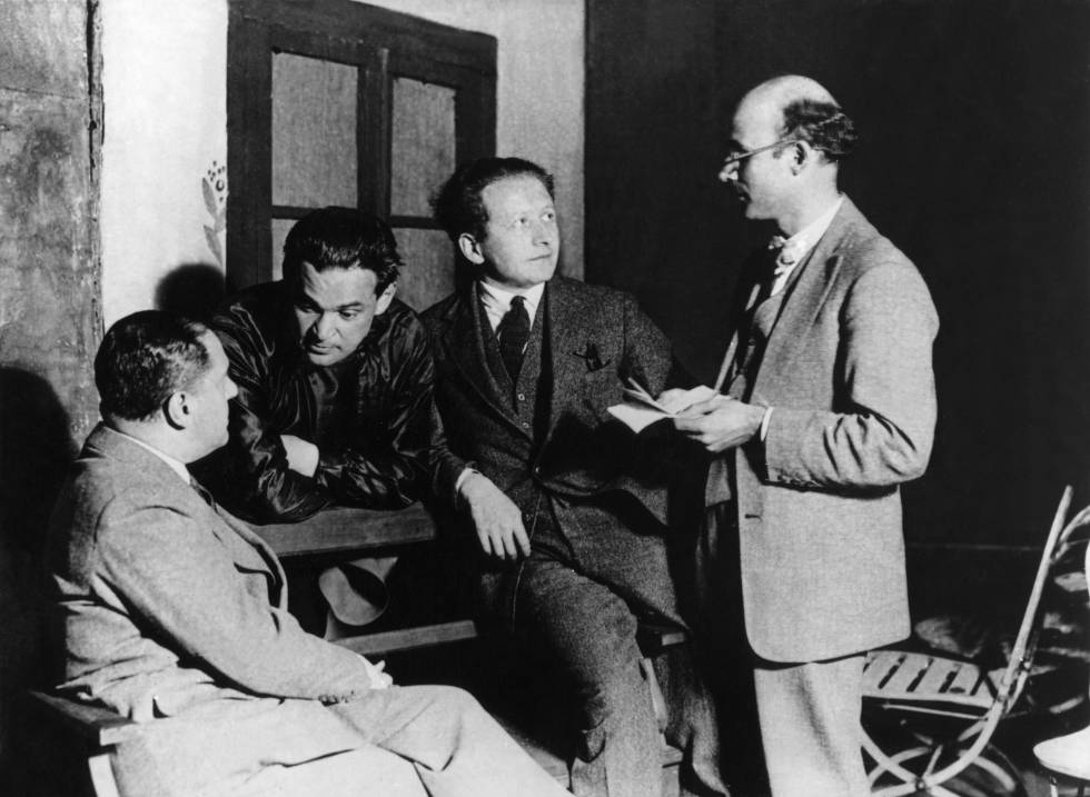 En el centro, Hermann Ungar,  en un ensayo de su obra The Red General junto al actor Fritz Nathan Khon (a su izquierda), y el director de teatro Erich Engel (derecha) en 1928. 