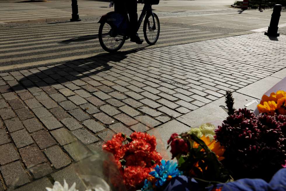 Un ciclista pasa por un memorial improvisado días después de que un hombre atentara en un carril bici junto al río Hudson en Nueva York.
